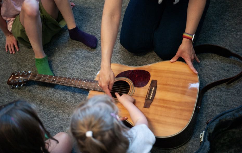 Foto: Wie bringt man die Saiten einer Gitarre zum klingen? Foto: Wie bringt man die Saiten einer Gitarre zum klingen?