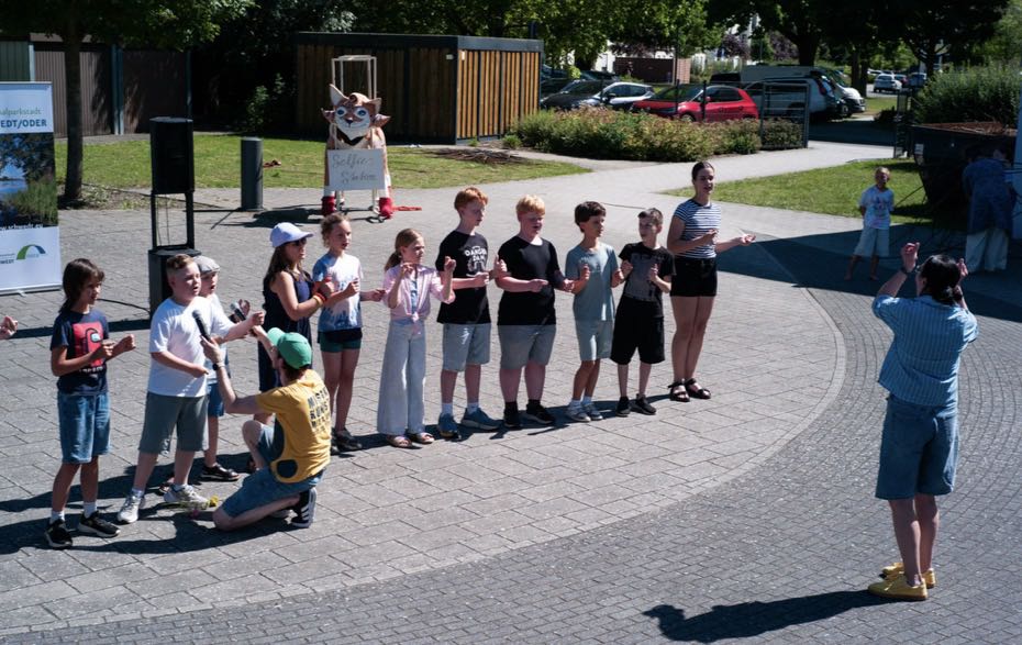 Foto: Kinderchor unter der Leitung von Ljudmila Rehberg Foto: Kinderchor unter der Leitung von Ljudmila Rehberg