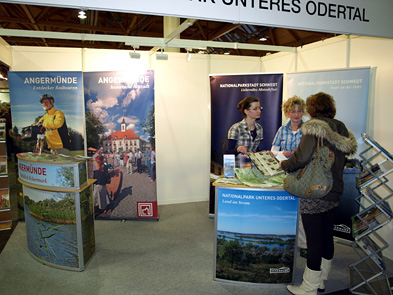 Foto: Die beiden Geschäftsführerinnen im Gespräch mit einer Standbesucherin.