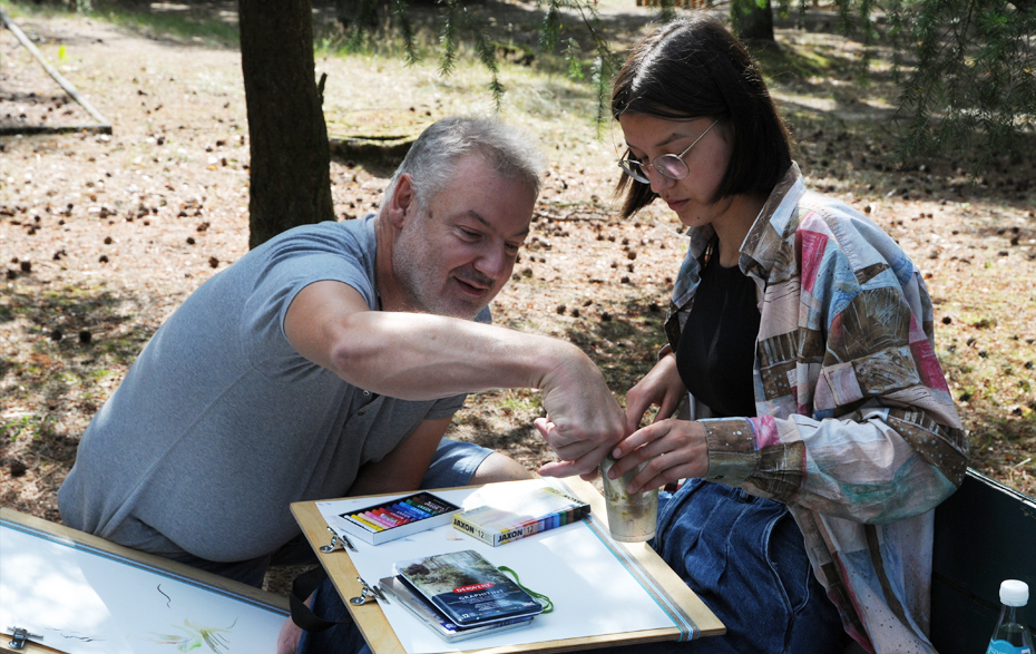 Foto: Preisträgercamp-Teilnehmerin bei der Arbeit mit dem Künstler