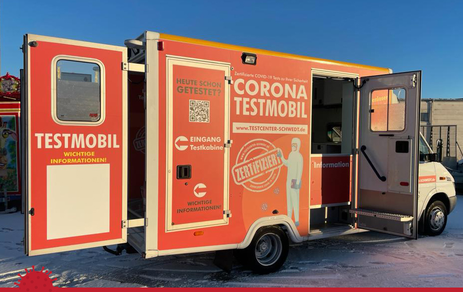 Foto: rot Testfahrzeug mit Beschriftung