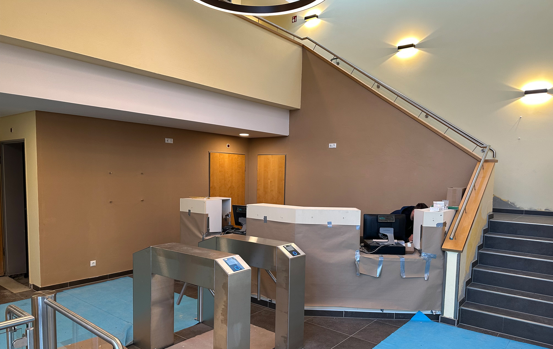 Foto: Eingangsbereich mit Tresen und Treppe