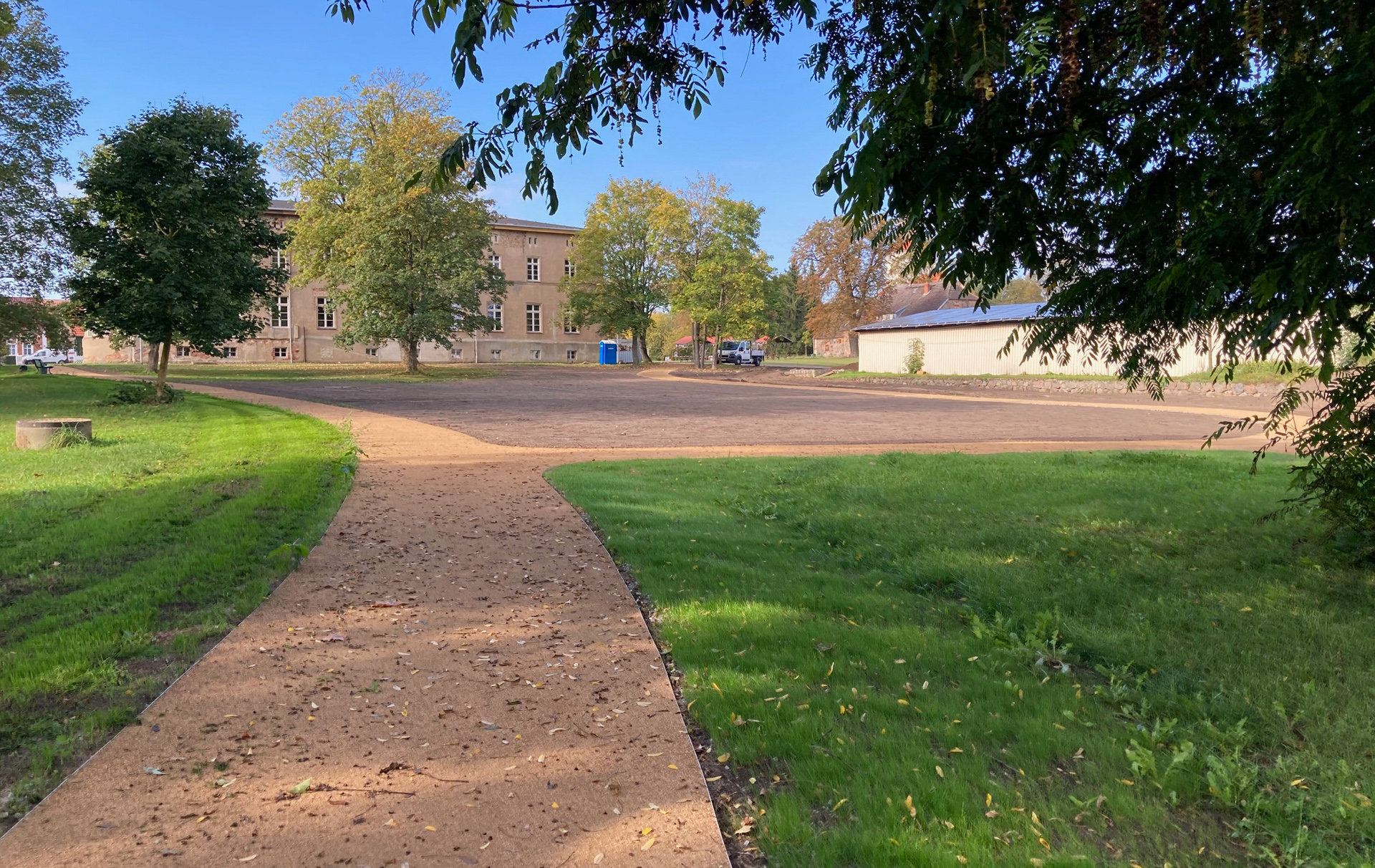 Foto: neue Wege hinterm Gutshaus