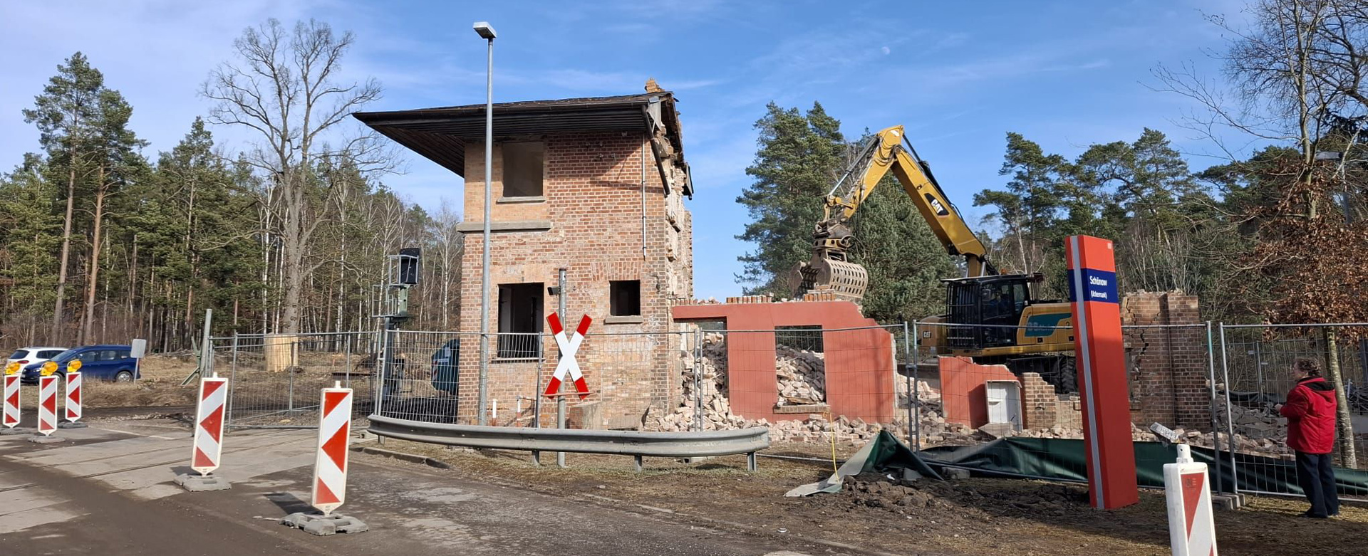 Foto: Gebäude wird mit einem Bagger abgerissen