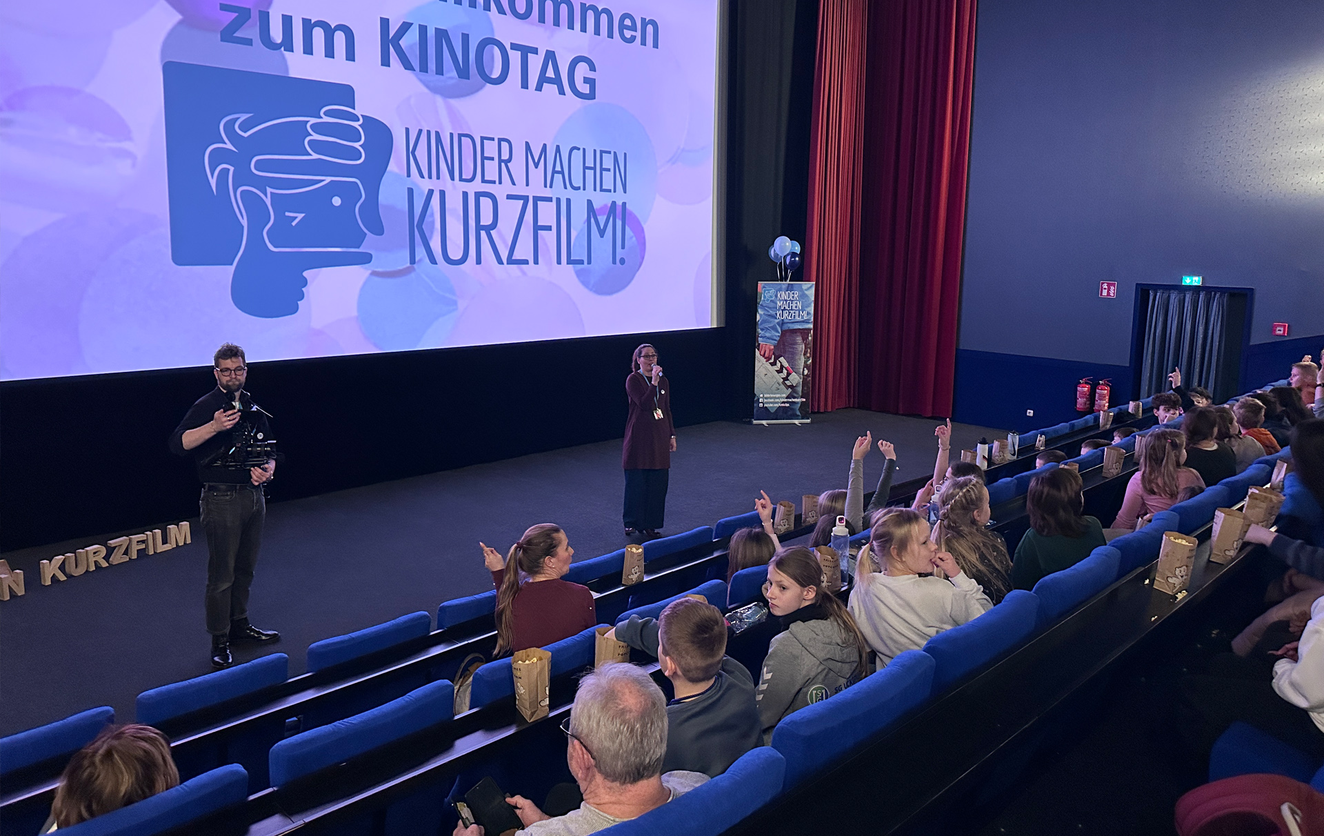 Foto: Ansprache der Organisatoren im Kinosaal