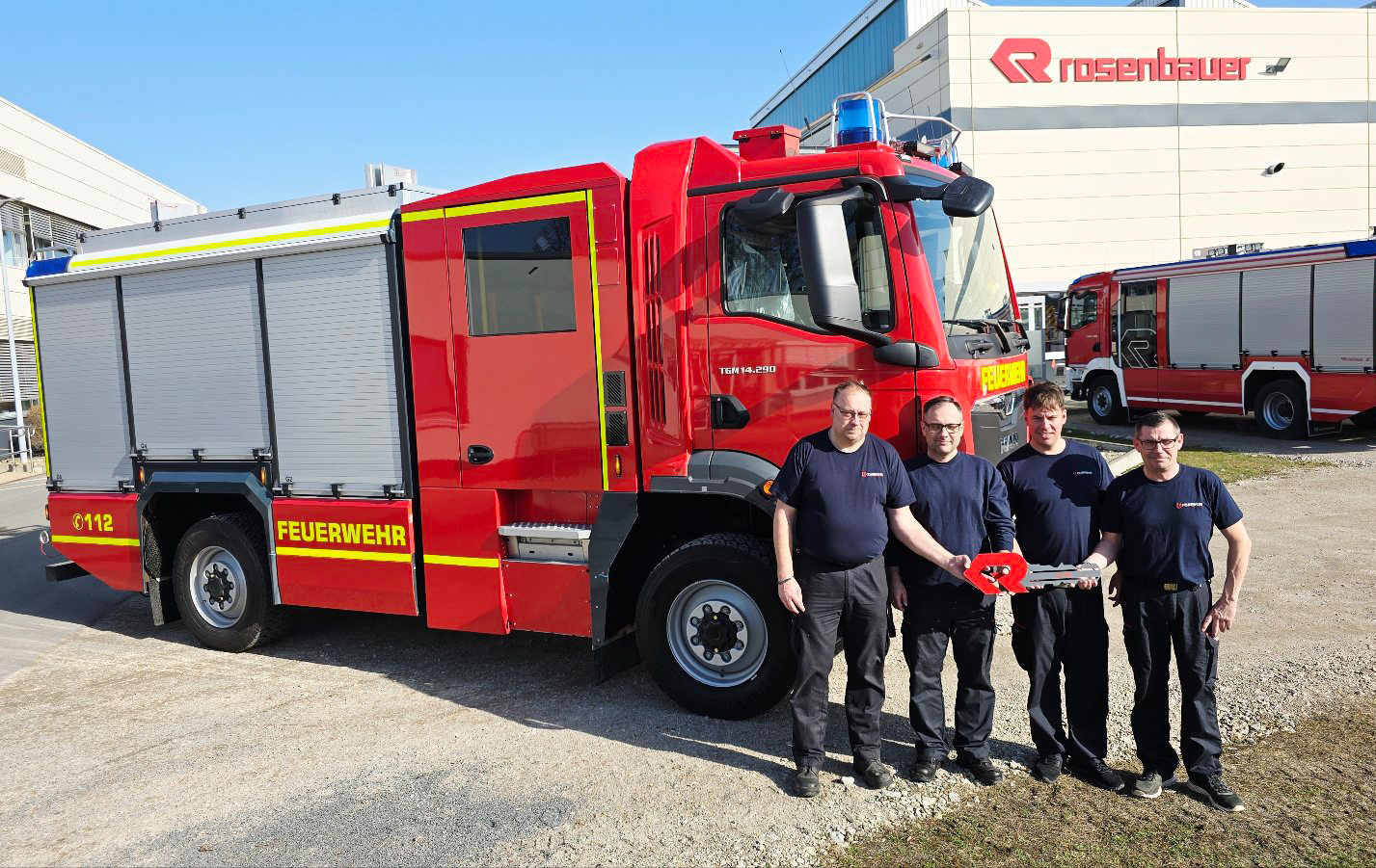 Gruppenfoto vor einem Löschfahrzeug