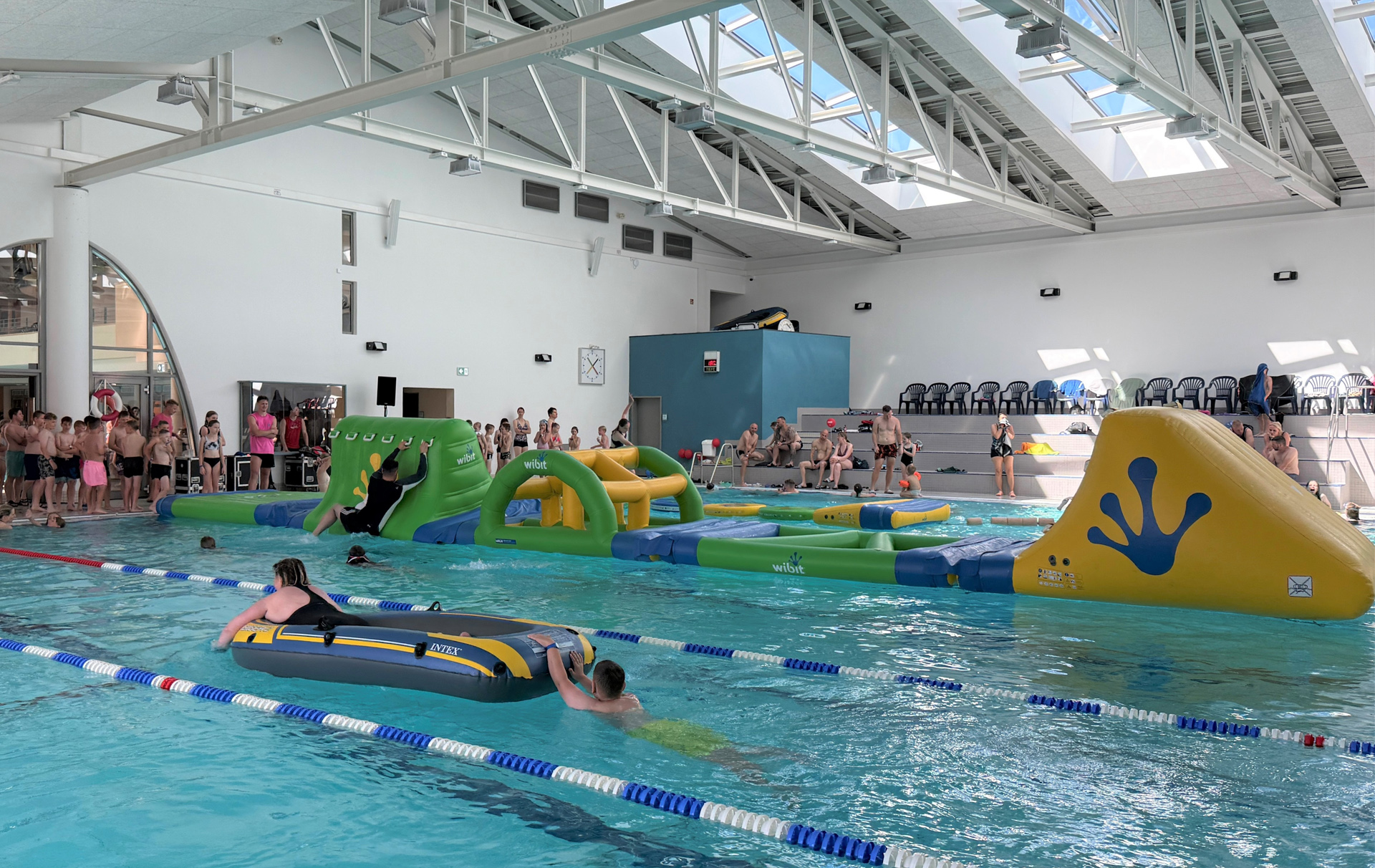 Foto: Schwimmbecken mit Kletterparcour Foto: Schwimmbecken mit Kletterparcour
