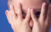 Foto: Kind mit den Händen vor dem Gesicht Foto: Kind mit den Händen vor dem Gesicht
