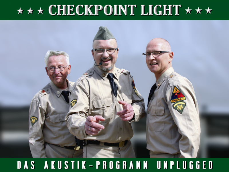 Drei Männer in GI´s Uniform mit Mikrofon