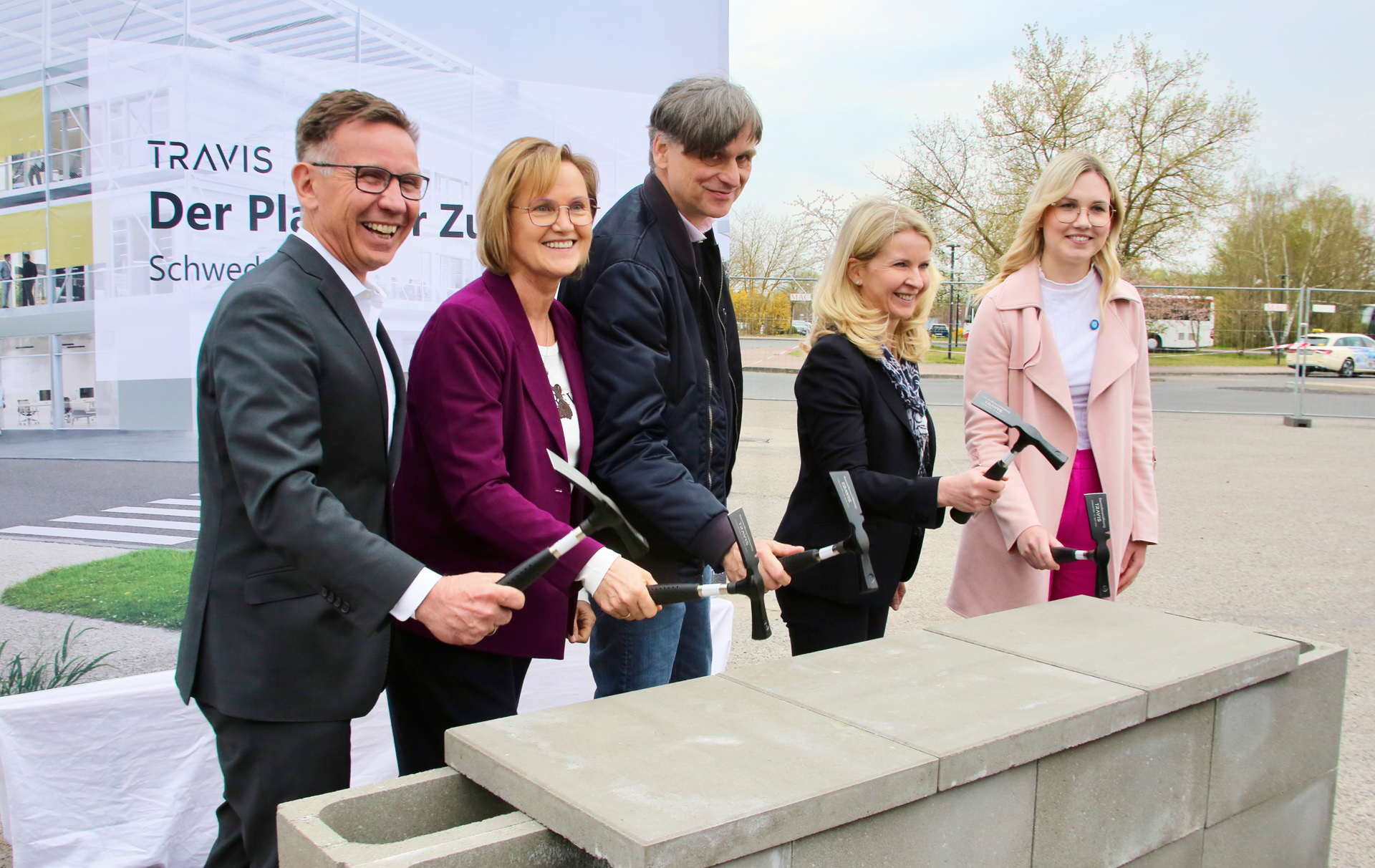 Foto: 5 Personen mit Hammer