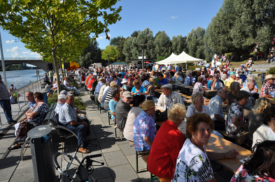 Foto: Besucher sitzen an Biertischen am Bollwerk Foto: Besucher sitzen an Biertischen am Bollwerk