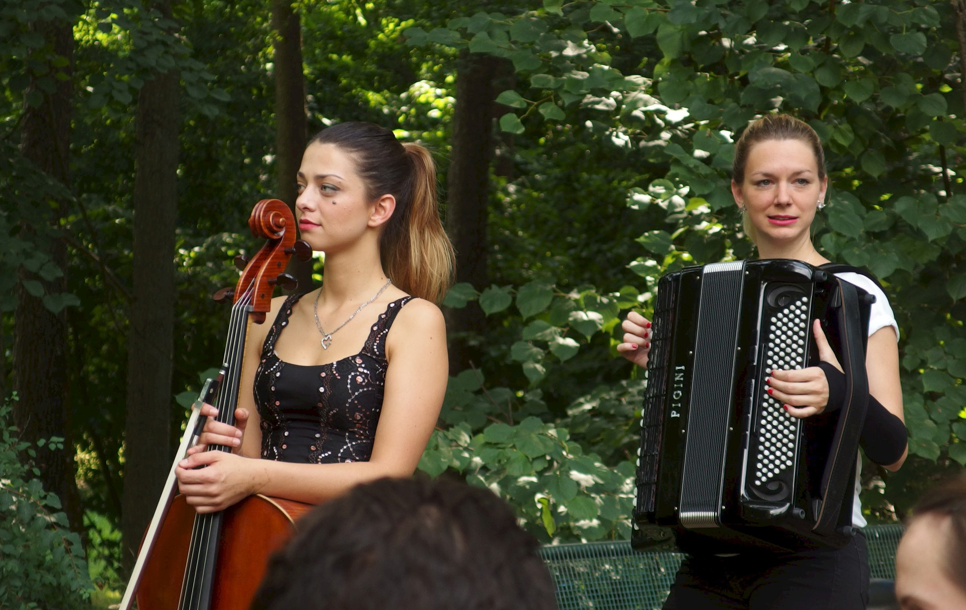 Foto: 2 Musikerinnen mit ihren Instrumenten Akkordeon und Violoncello