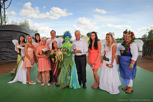Foto: Gruppenfoto junger Mädchen mit Ministerpräsident M. Platzeck und Bürgermeister J. Polzehl in der Mitte Foto: Gruppenfoto junger Mädchen mit Ministerpräsident M. Platzeck und Bürgermeister J. Polzehl in der Mitte