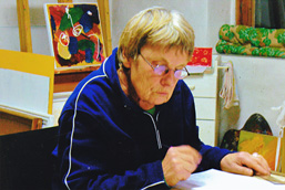 Foto: Künstlerin am Schreibtisch