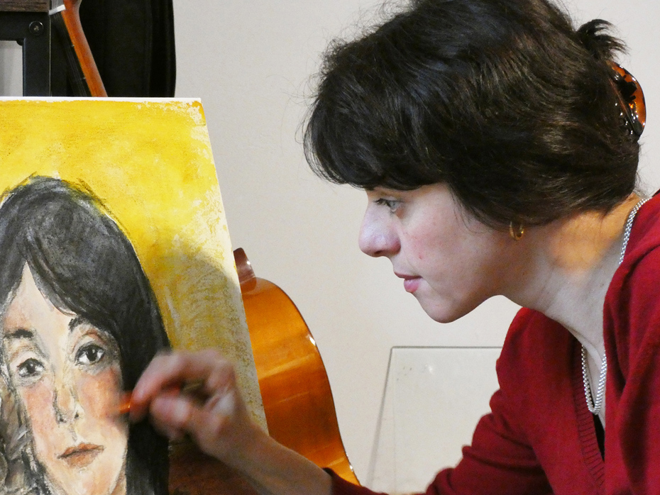 Foto: Künstlerin bei der Arbeit an einem Porträt