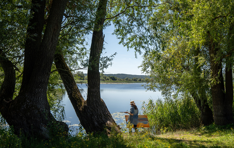 Foto: Künstlerin beim Malen im Nationalpark