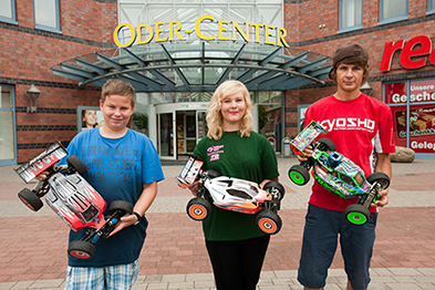 Foto: Zwei Jungs und ein Mädchen halten jeweils ein Modellfahrzeug in den Händen. Foto: Zwei Jungs und ein Mädchen halten jeweils ein Modellfahrzeug in den Händen.