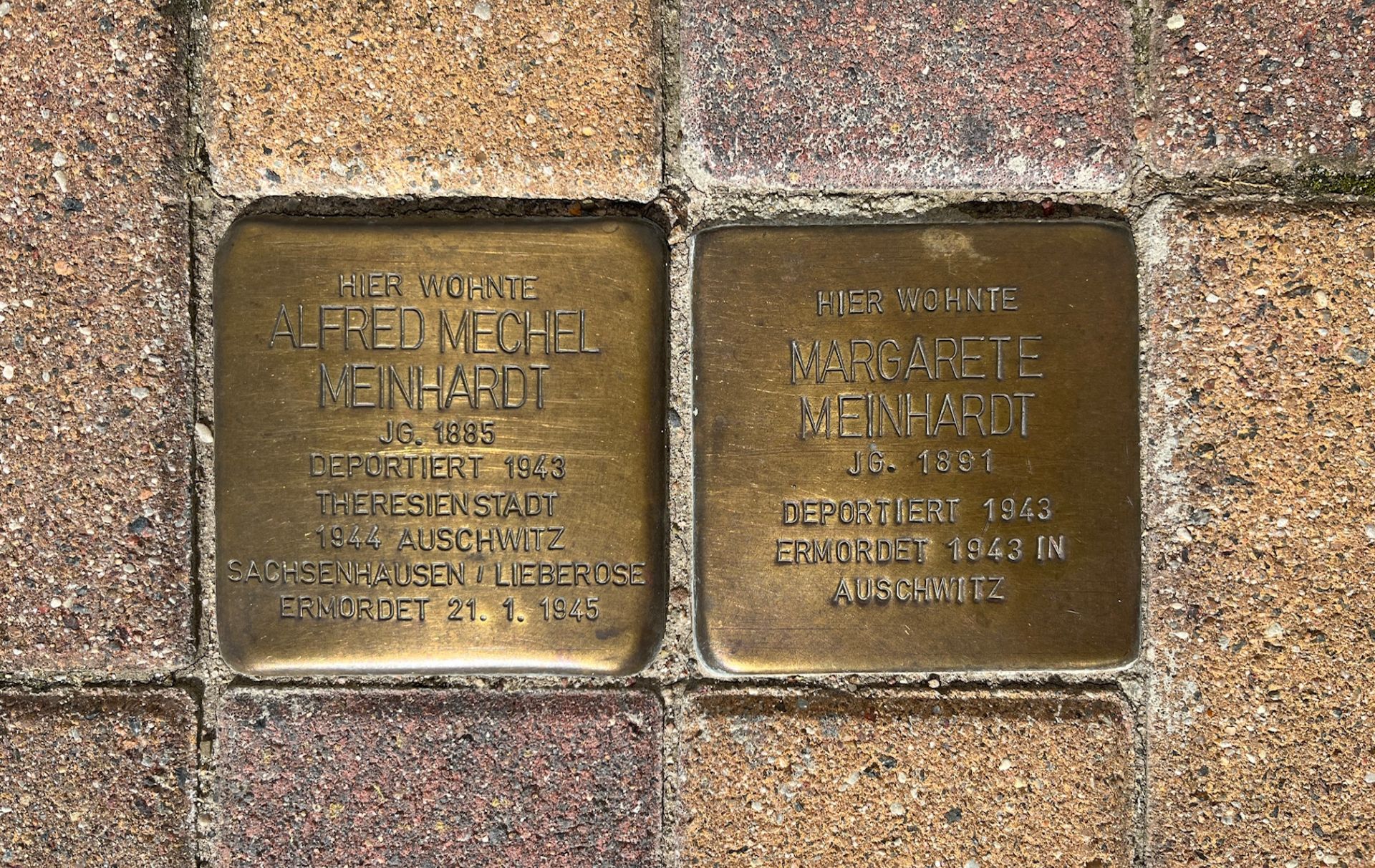 Foto: 2 Stolpersteine der Familie Meinhardt