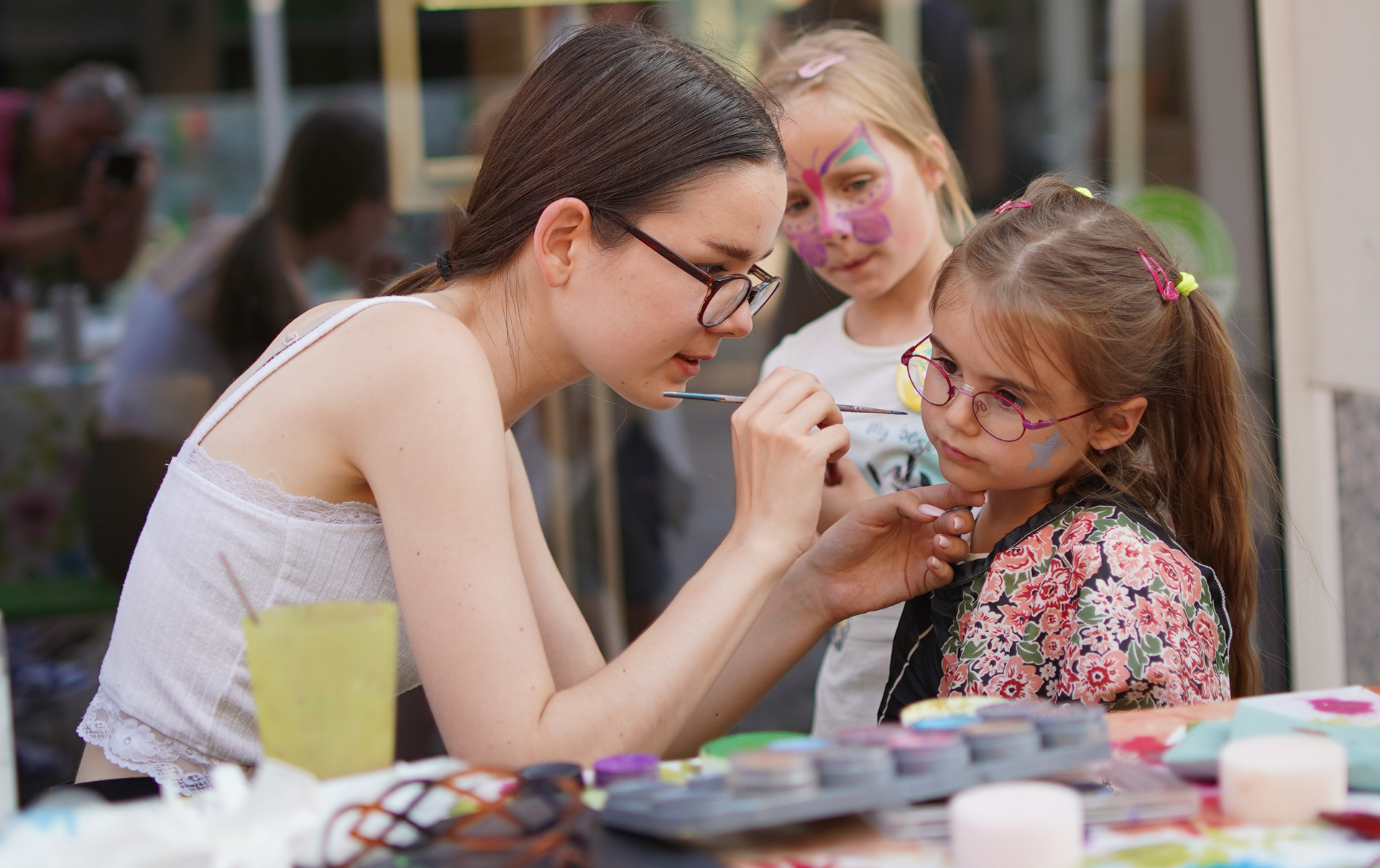 Foto: Ein Mädchen wird geschminkt.