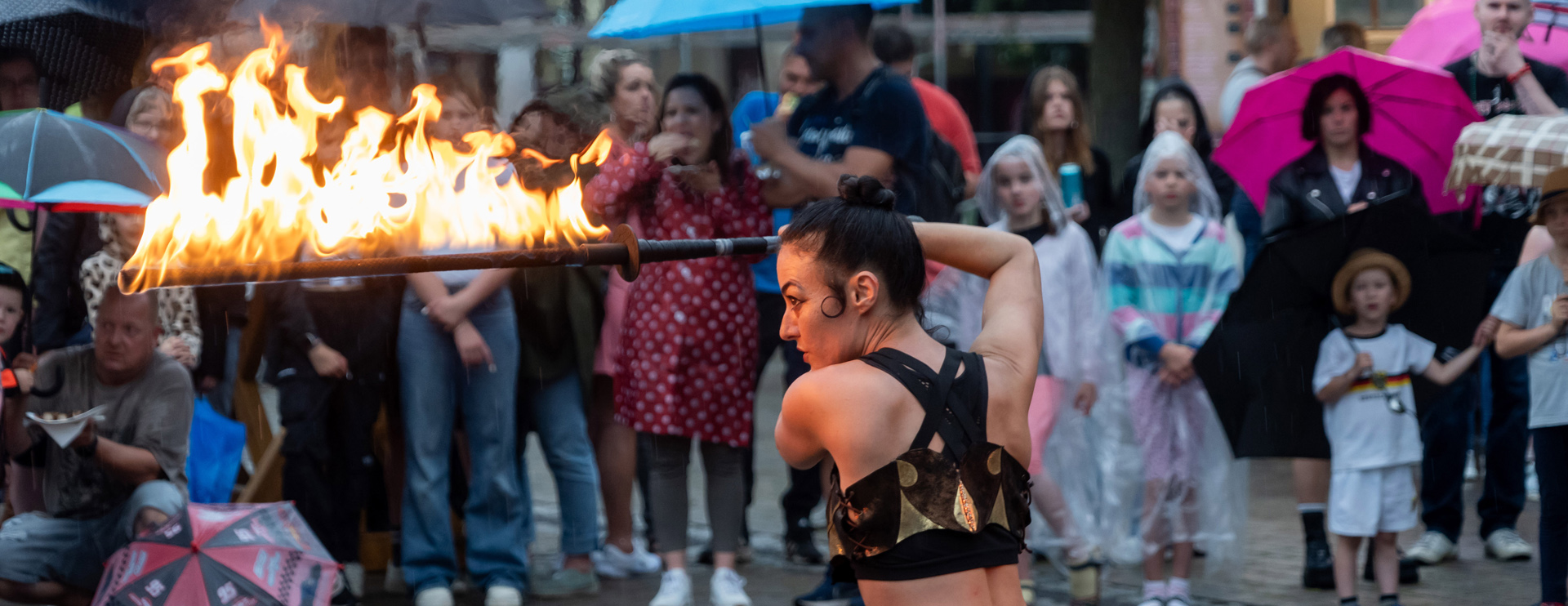 Foto: Frau tanzt mit einer Fackel