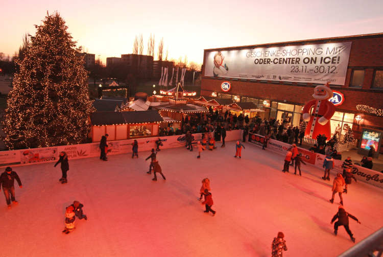Foto: Eisbahn vor dem Oder-Center
