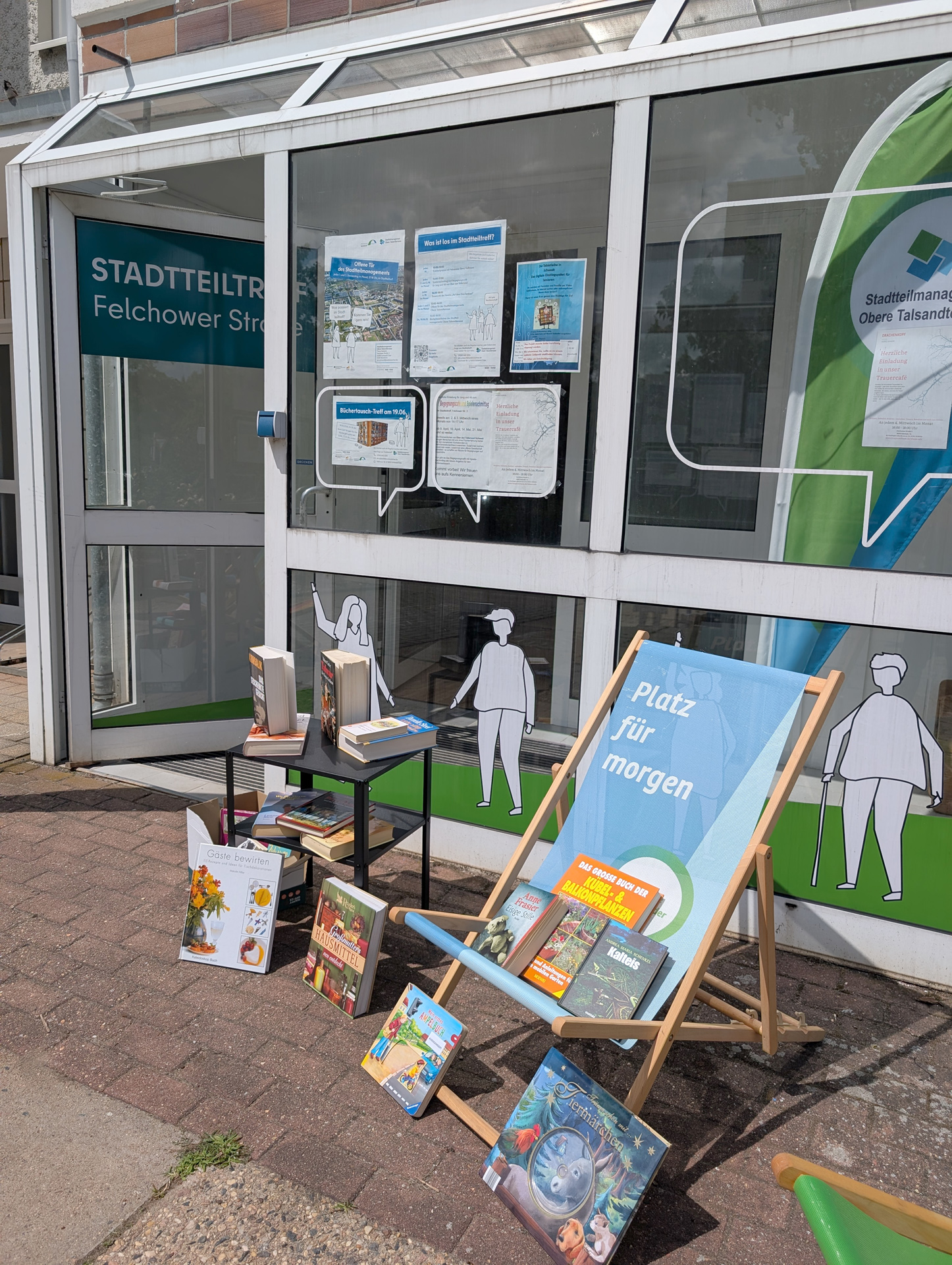 Foto: ausgestellte Bücher vorm dem Stadtteiltreff