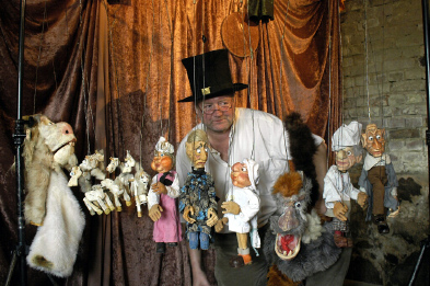 Foto: Puppenspieler mit seinen Puppen Foto: Puppenspieler mit seinen Puppen