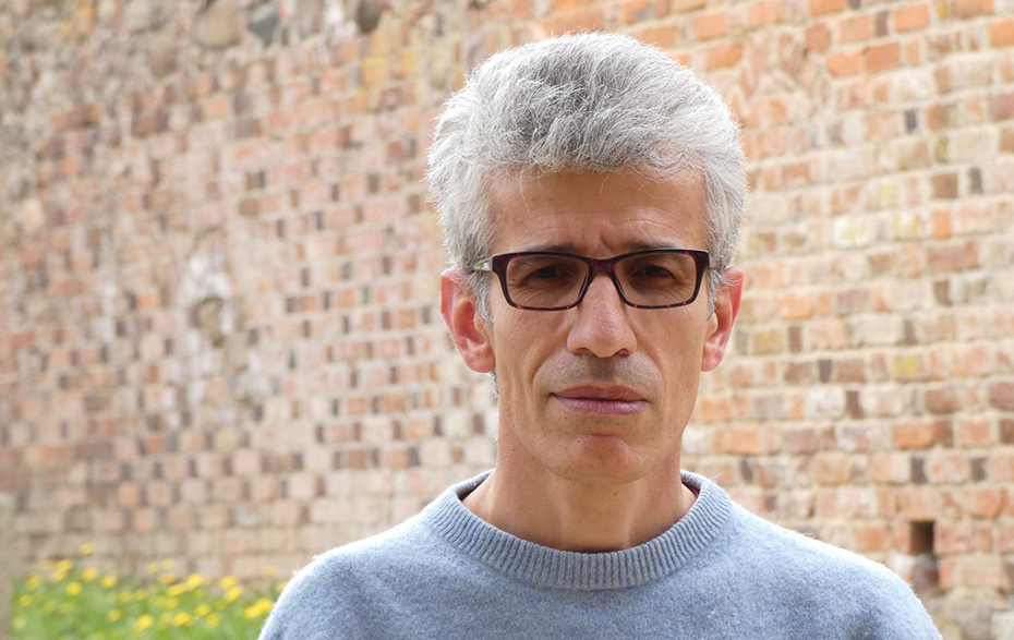 Porträt vor Backsteinwand