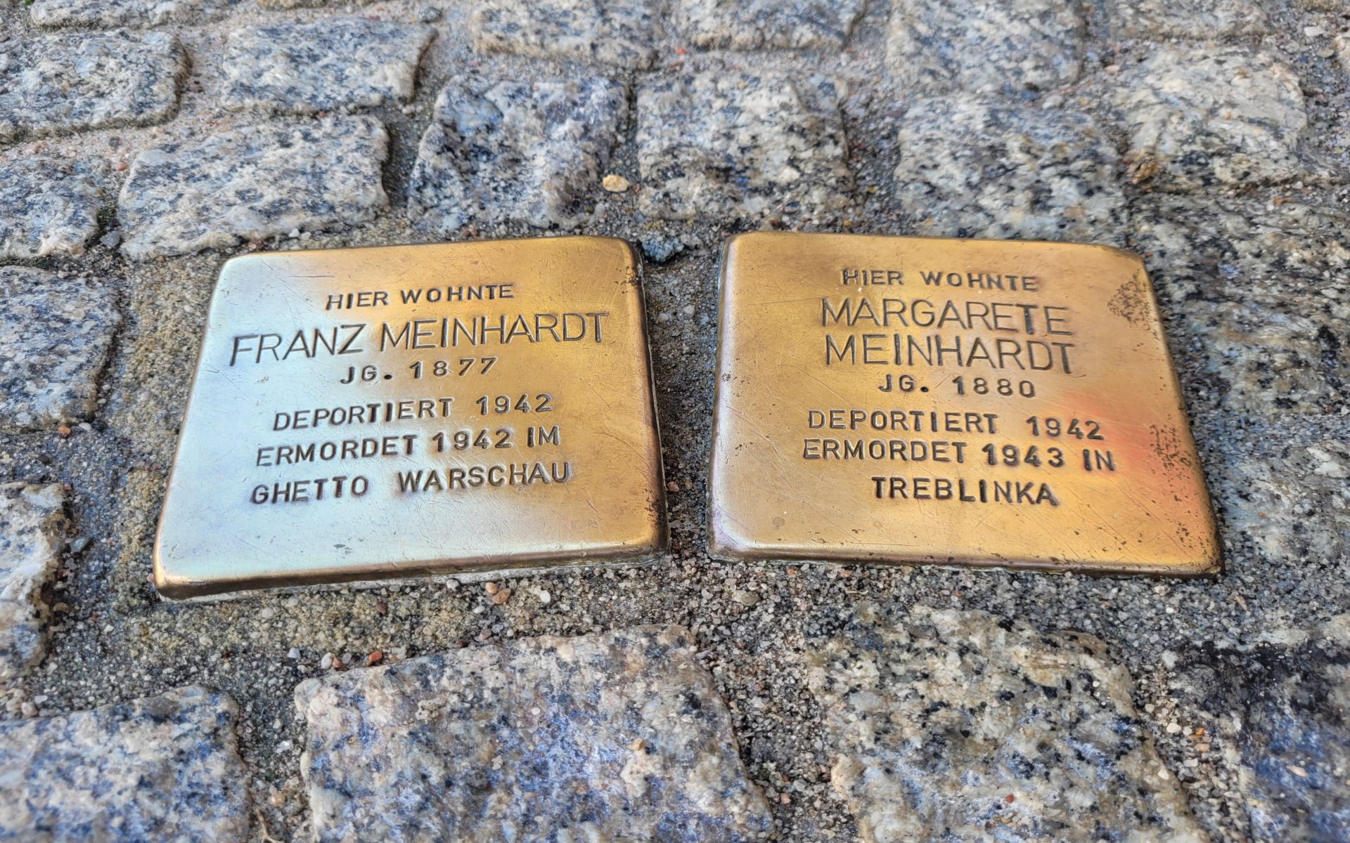 Foto: 2 Stolpersteine der Familie Meinhardt