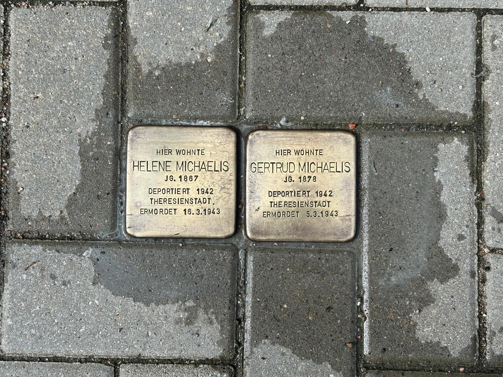 Foto: 2 Stolpersteine der Familie Michaelis