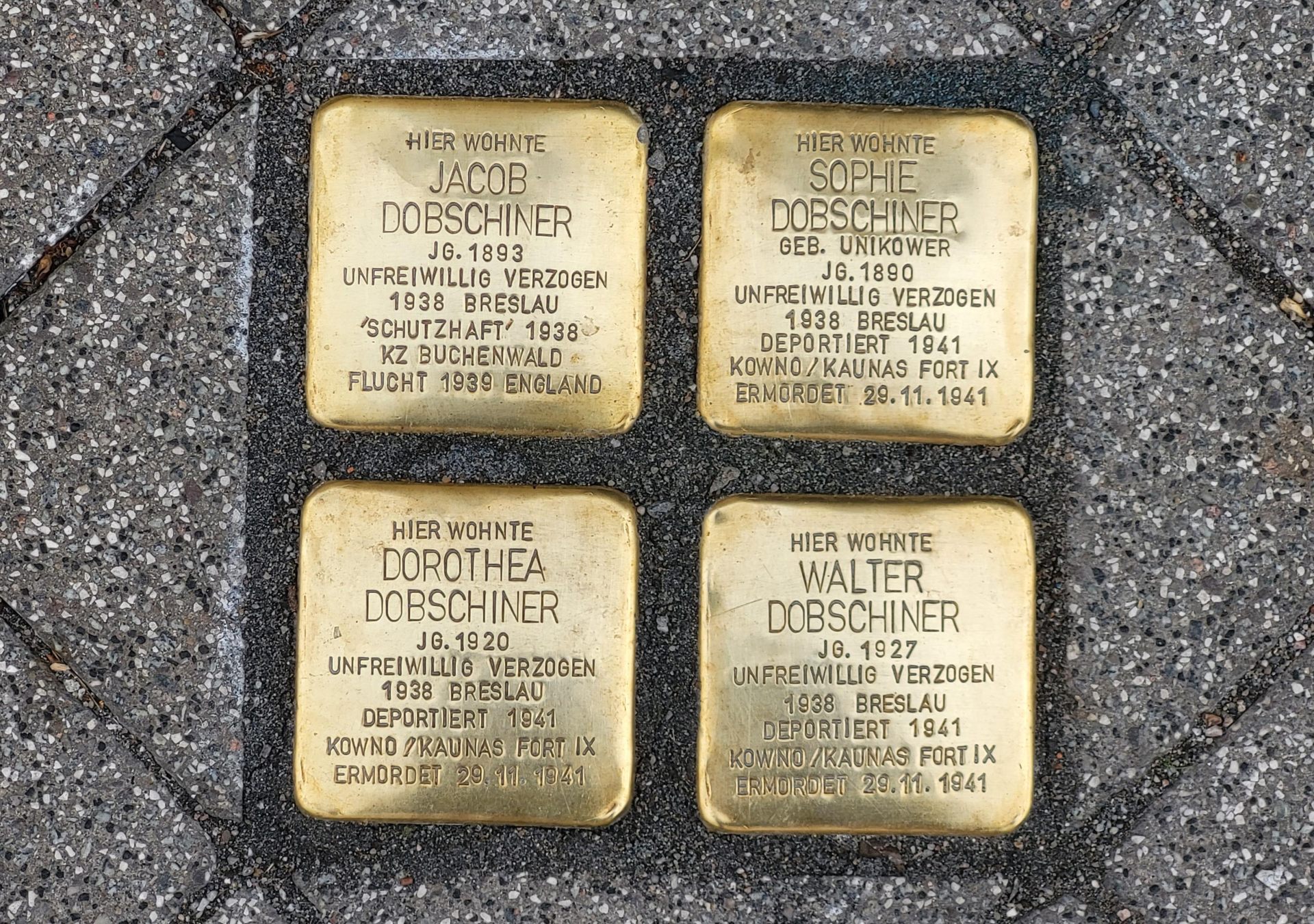 Foto: 4 Stolpersteine von Familie Dobschiner