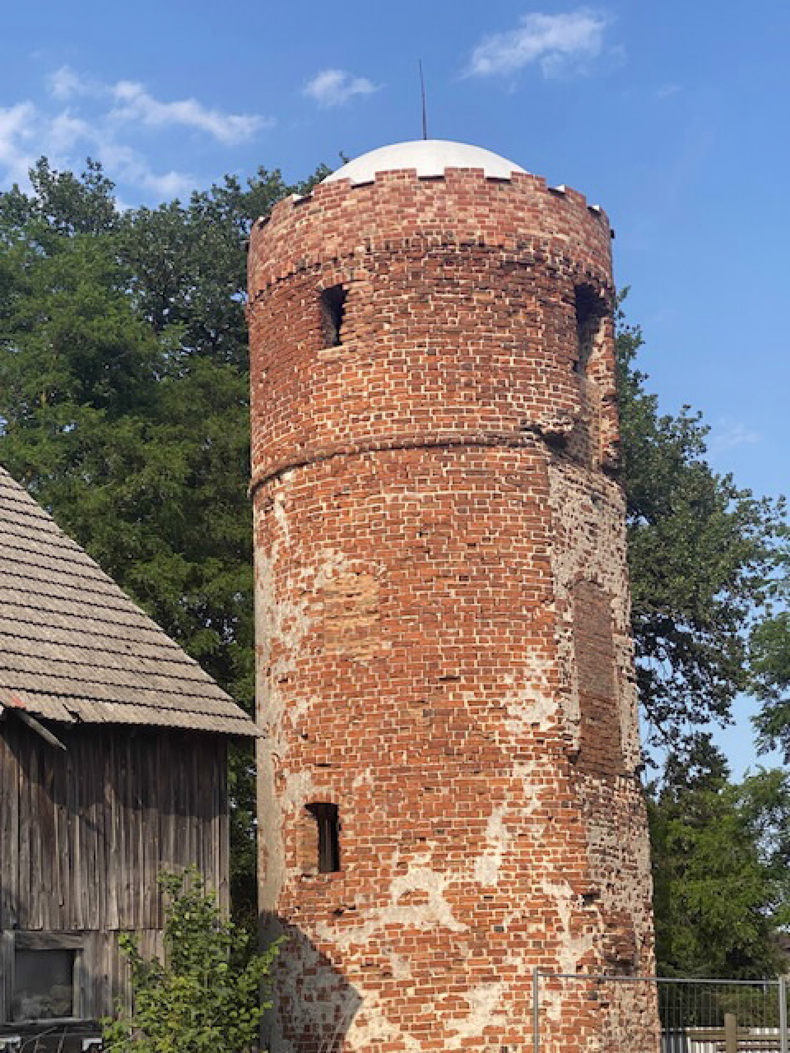 Foto: sanierter Backsteinturm
