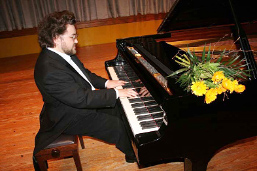Foto: Porträt am Klavier Foto: Porträt am Klavier