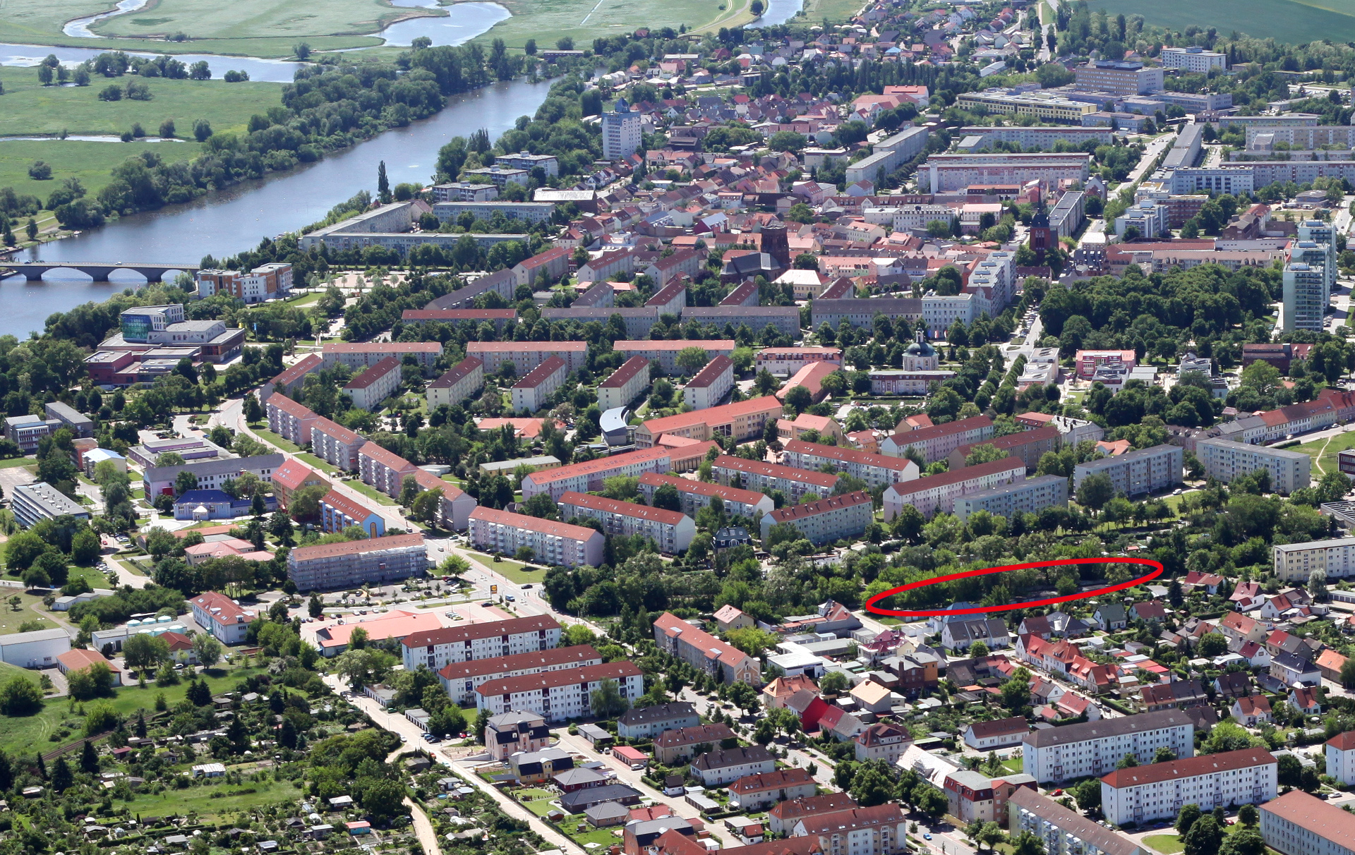 Luftbild mit roter Markierung