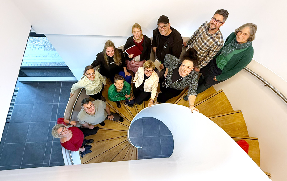 Gruppenfoto auf einer Wendeltreppe