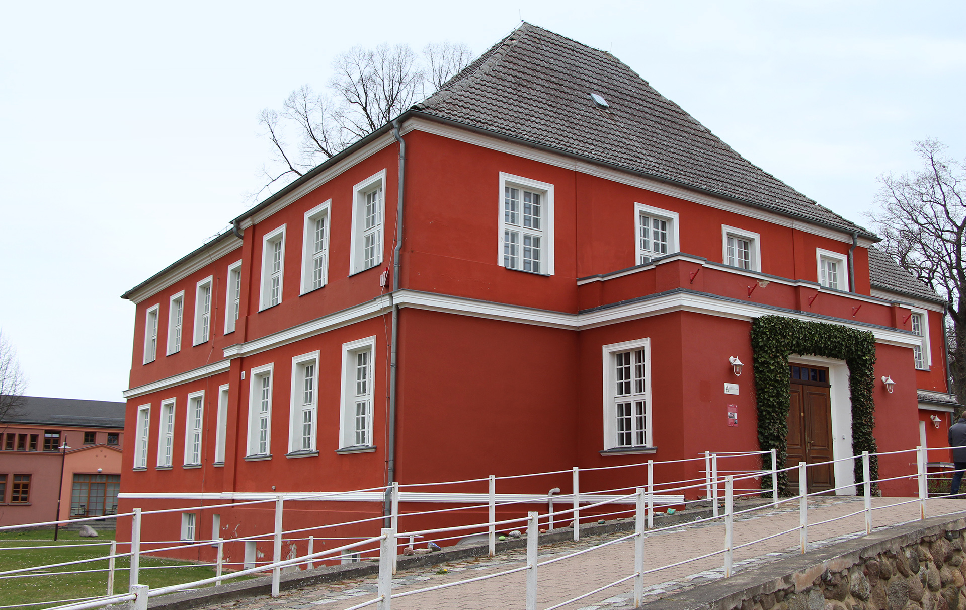 Foto: rotes Gebäude