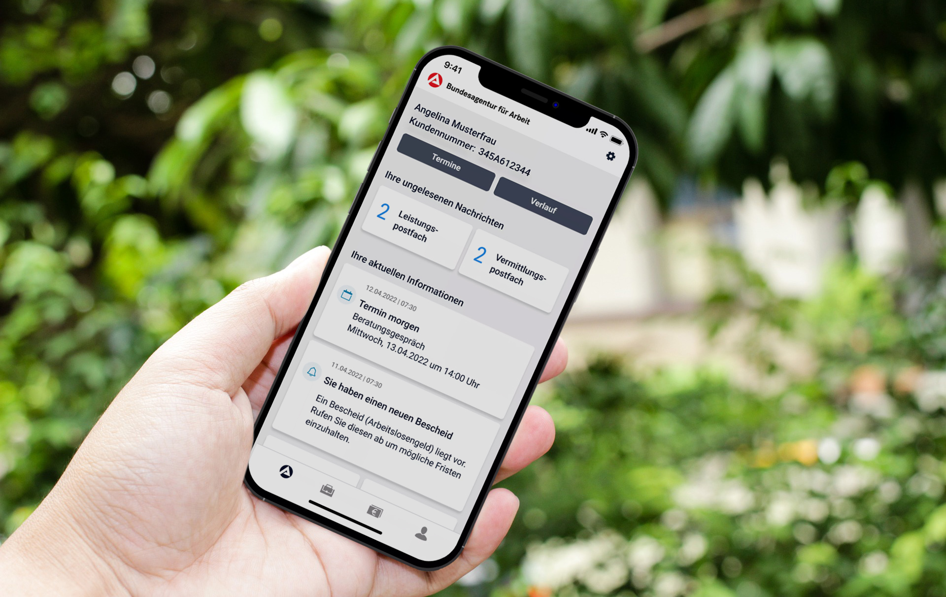 Foto: Handy mit der BA-App in der Hand