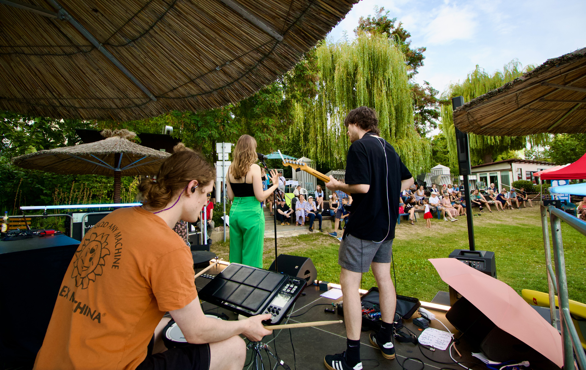 Foto: gut gefüllte Flussbadestelle mit Bühne