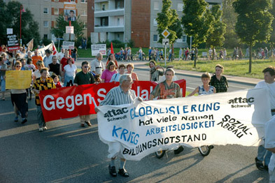 Foto: Demonstranten mit Transparenten gegen Arbeitslosigkeit, Sozialabbau, Bildungsnotstand und Krieg