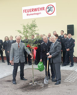 Foto: Pflanzung des Rotdorns