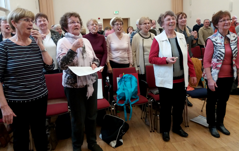 Foto: stehende Sängerinnen mit Korken in der Hand und im Mund