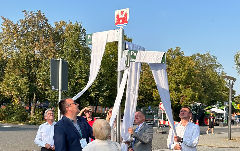 Foto: Bänder werden vom Schilderbaum gezogen