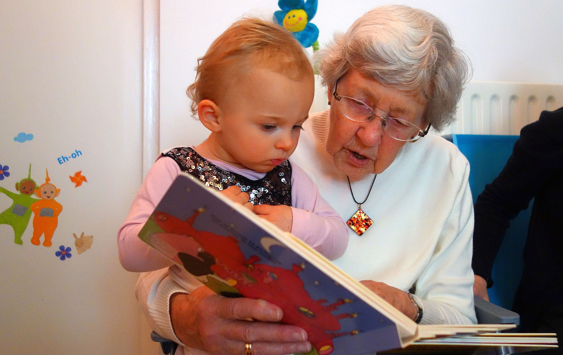 Foto: Oma mit Kind beim Vorlesen