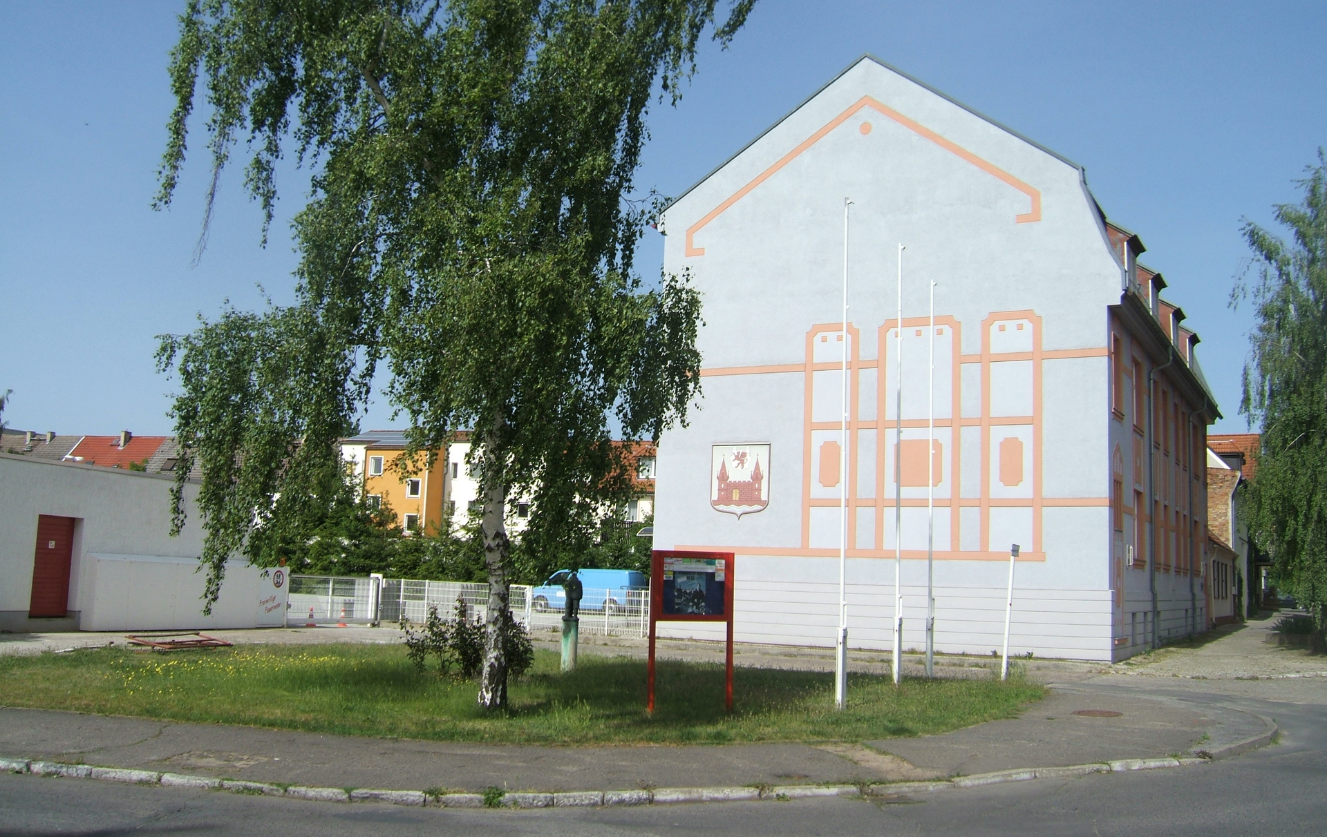 Foto: Gebäude mit einem Stadtwappen am Giebel