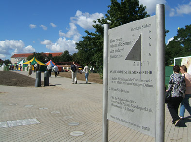 Foto: neuer Weg mit Sonnenuhr