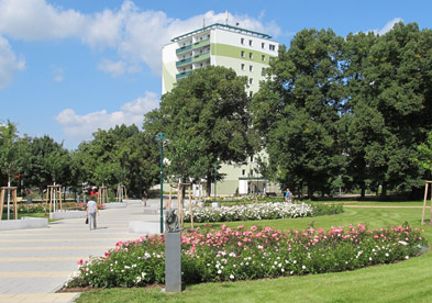 Foto: Park mit neuen Wegen, Rabatten und Kunstwerken