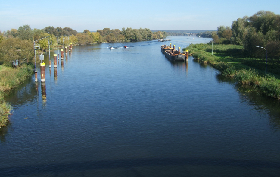 Foto: Schwedter Querfahrt mit Schiffsverkehr