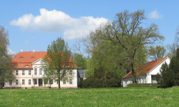 Foto: Schloss Criewen und Verwaltugnsgebäude Foto: Schloss Criewen und Verwaltugnsgebäude