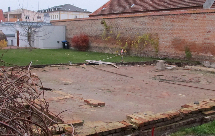 Foto: Fundamente im Garten des jüdischen Museums