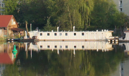 Foto: Kahn von der gegenüberliegenden Kanalseite